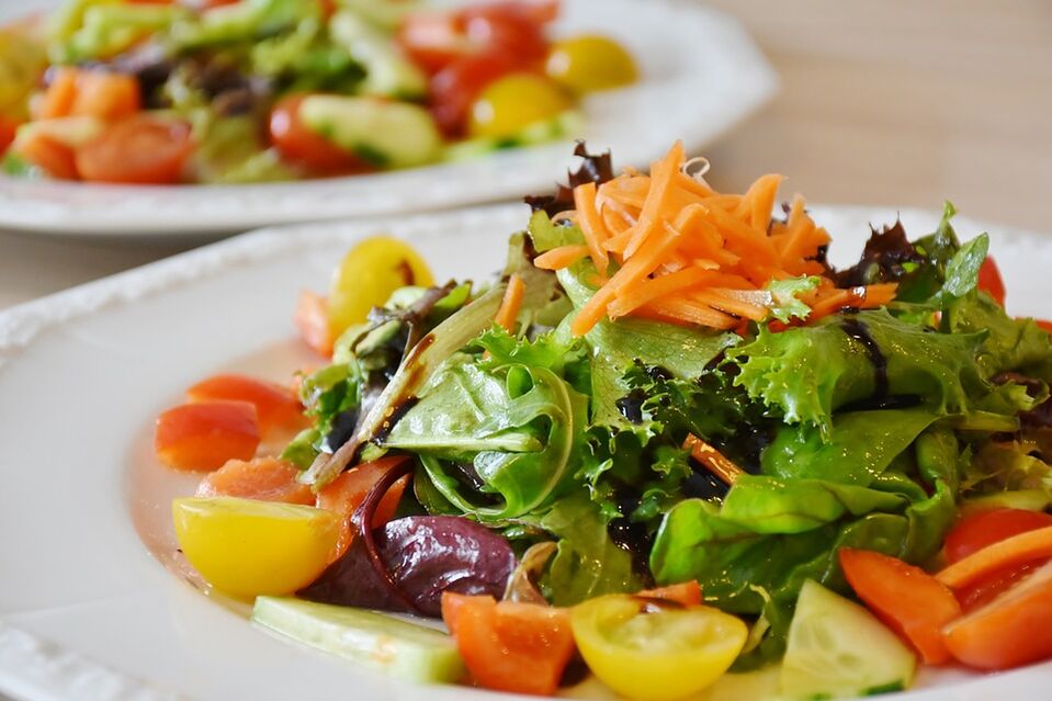 povrtna salata sa začinskim biljem za keto dijetu