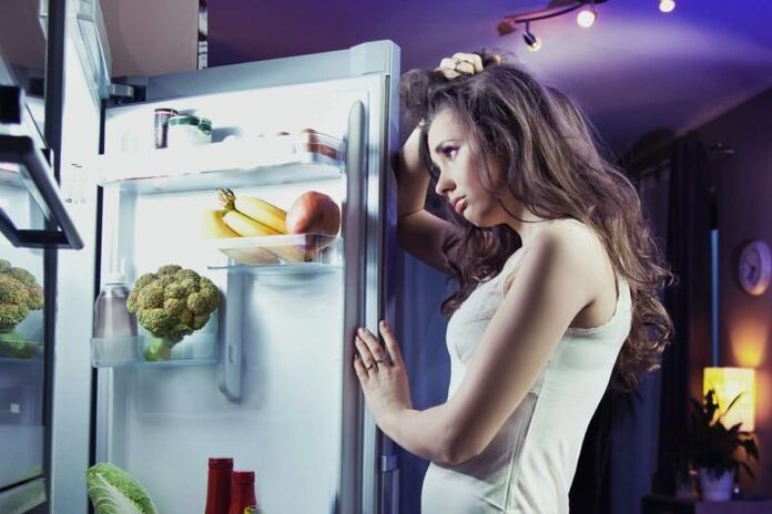 djevojka u hladnjaku dok slijedi svoju omiljenu dijetu