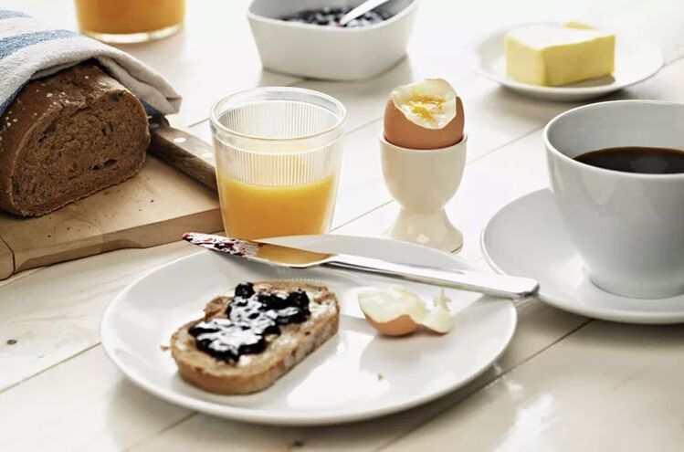 Tost od cjelovitih žitarica, jaje i šalica kave - doručak na dijetnom meniju od 1500 kalorija